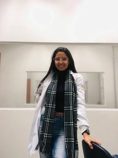 Hosana Camila usando jaleco em um ambiente profissional